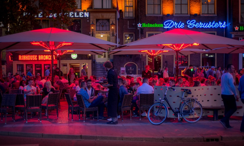 Gronings terras voor de Drie Gezusters aan de Grote Markt / Pixabay